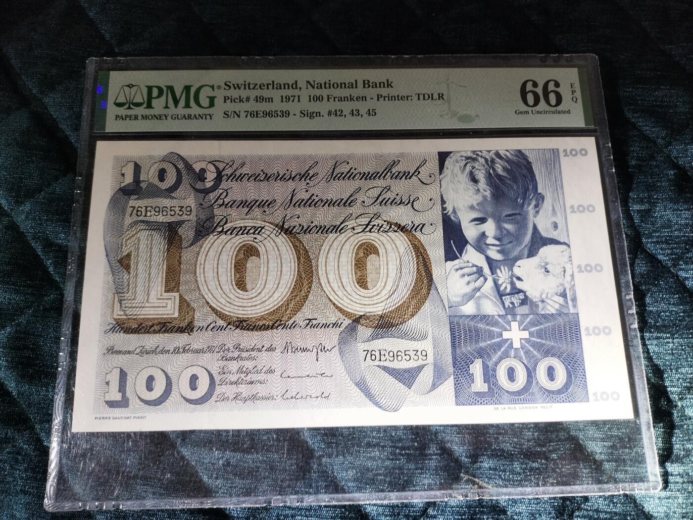 【礼羽收藏】🌏世界钱币拍卖第115期 瑞士1971年100法郎纸币，PMG66EPQ评级，圣马丁割袍版，票面编号76E96539，签名42、43、45。全新未流通，带原壳，分数高，收藏价值高，适合钱币收藏爱好者。