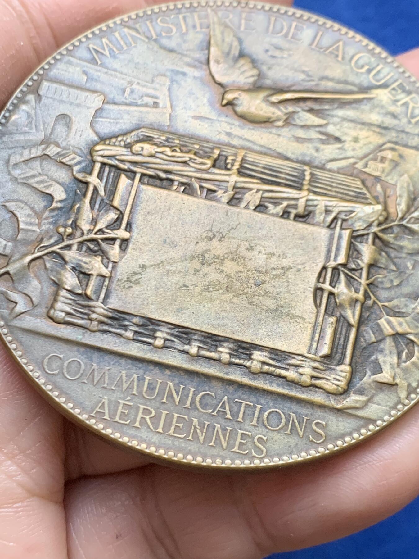 《竞宝斋》第446场 周日，周一，2场连拍 （全场包邮） 法国“普法战争”时期（1870 - 1871年）空中通讯纪念铜章，在普法战争中，法国巴黎被普鲁士军队围困，传统通讯线路被切断，‌信鸽‌成为关键通讯工具，这枚章牌正是对“空中通讯”历史功绩的纪念，承载着战争史与通讯史的双重价值。108.5克，62.4mm，丰饶角铜标。