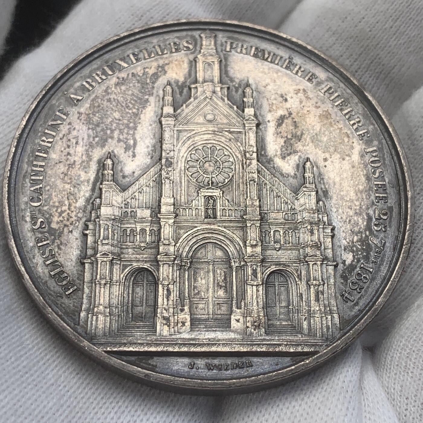 掌中浮雕-藏着的欧洲第045场 1860年比利时布鲁塞尔圣•凯瑟琳教堂镀银铜章 ，50mm，（镀银的教堂章非常少见），  雕刻家：Jacob Wiener