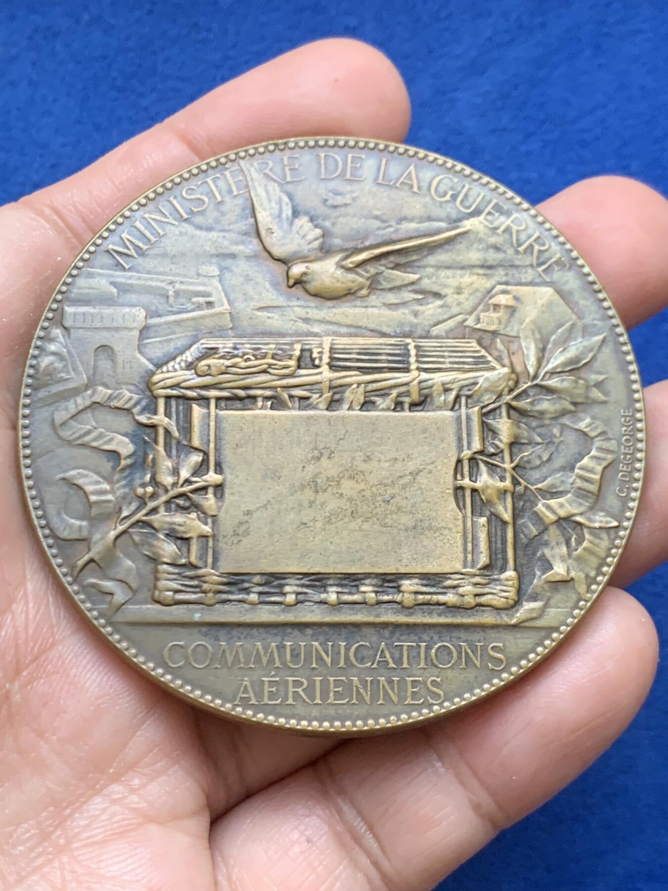 《竞宝斋》第446场 周日，周一，2场连拍 （全场包邮） 法国“普法战争”时期（1870 - 1871年）空中通讯纪念铜章，在普法战争中，法国巴黎被普鲁士军队围困，传统通讯线路被切断，‌信鸽‌成为关键通讯工具，这枚章牌正是对“空中通讯”历史功绩的纪念，承载着战争史与通讯史的双重价值。108.5克，62.4mm，丰饶角铜标。