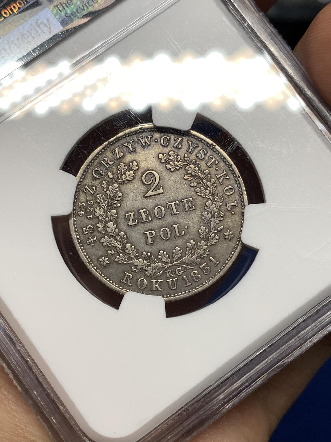 《竞宝斋》第446场 周日，周一，2场连拍 （全场包邮） NGC XFD 波兰革命政府 1831年 2兹罗提 银币 波兰在1830年起义（十一月起义）后曾短暂建立民族政府 直到1831年9月被沙俄镇压 该时期发行的钱币极为少见 克书参考价375美金（XF-40） 稀缺品种