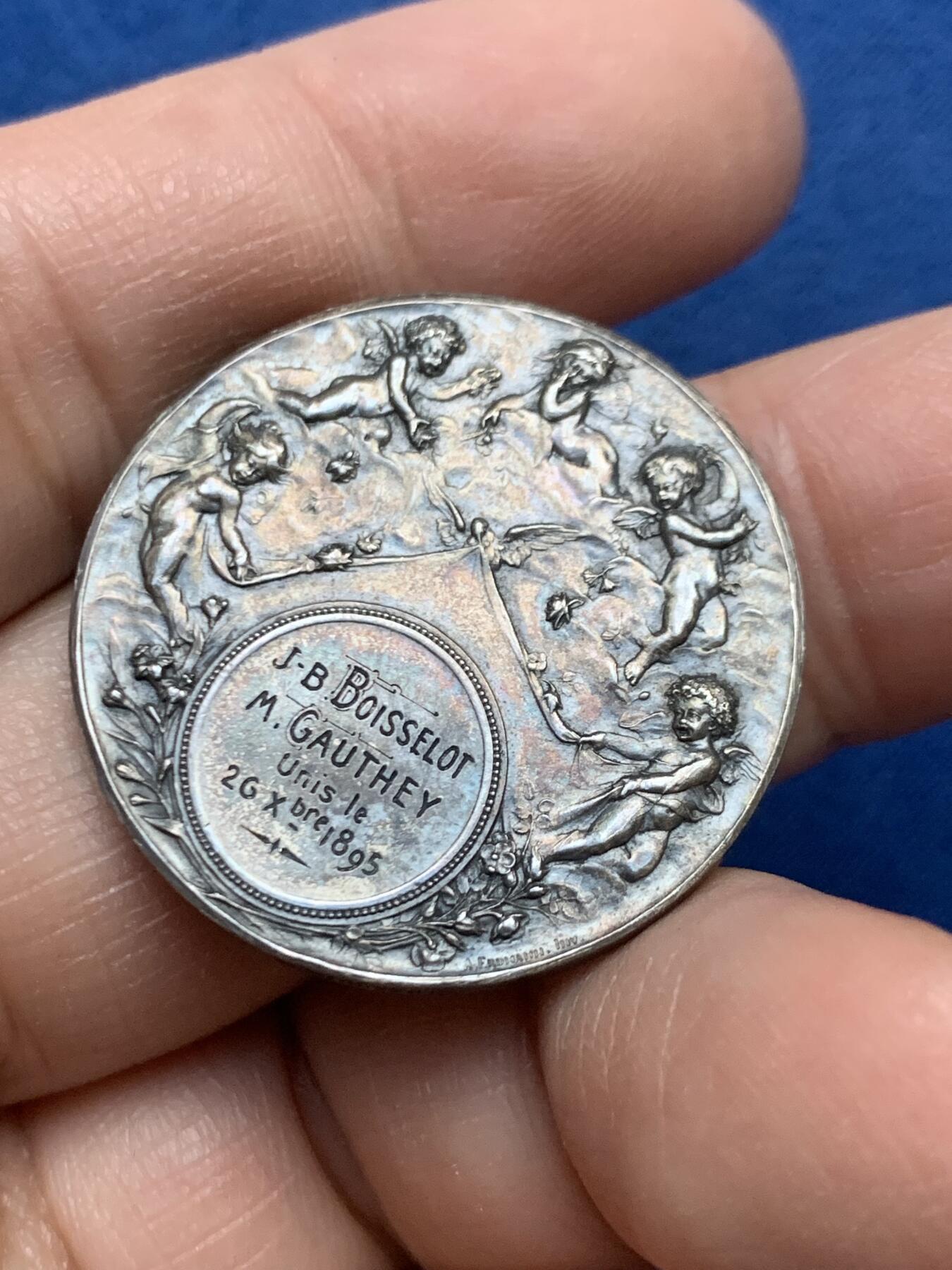 《竞宝斋》第446场 周日，周一，2场连拍 （全场包邮） 名家名作 L.Bottee 法国五小天使婚礼银章 13.4克 30.3mm 丰饶角银标 带原盒 字迹对应 首字母缩写 稀有