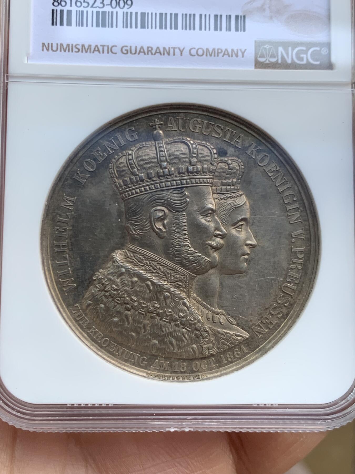 《竞宝斋》第446场 周日，周一，2场连拍 （全场包邮） NGC MS61 德国1861年普鲁士威廉一世登基加冕银章，稀见品种，整体金黄色包浆为主，细节均在，非常漂亮，分数有点可惜。