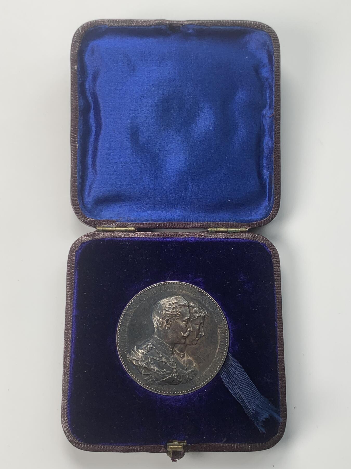 掌中浮雕-藏着的欧洲第045场 1912年德国威廉二世&奥古斯塔•维多利亚结婚三十年纪念银章 ,45mm，50g，原盒卡扣松了，扣不紧