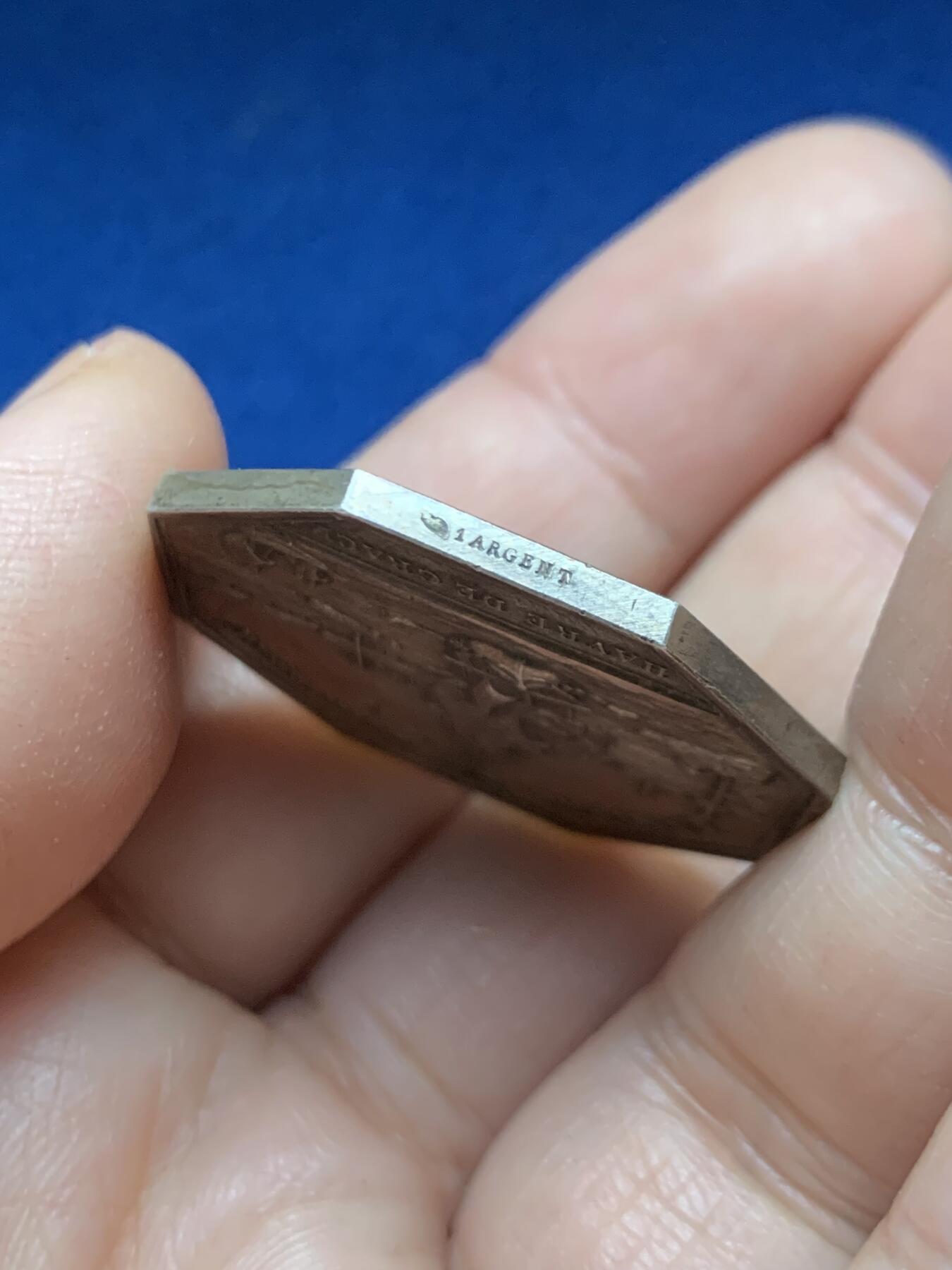 《竞宝斋》第446场 周日，周一，2场连拍 （全场包邮） 法国1958年勒阿弗尔商会八角银质代币 19.3克 32mm 丰饶角1银标  正面：十八世纪勒阿弗尔港全景，停泊着多艘帆船； 背面：锚形图案标注年份「1802-1958」，火焰中小火龙图案，中央为商会大楼景观；下方设计师签名「M·德尔努瓦」