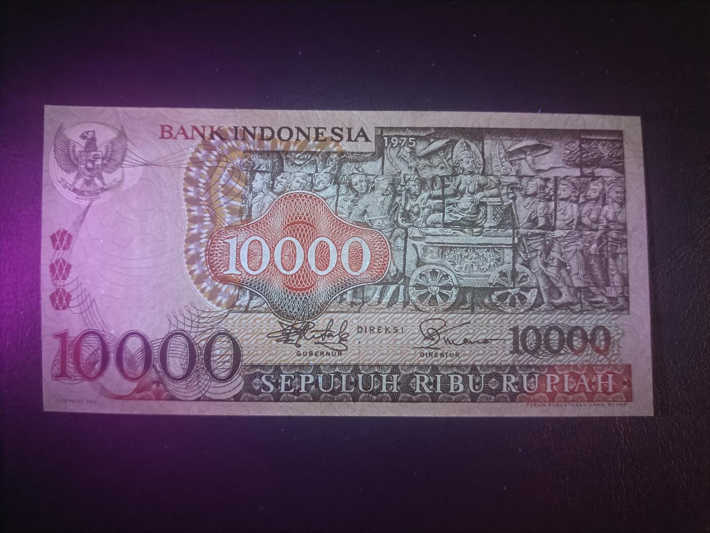 2025十二月第二期，总207期 印度尼西亚1975版10000卢比AUNC无47，佛塔浮雕和传统工艺面具，稀有此版本最大面值