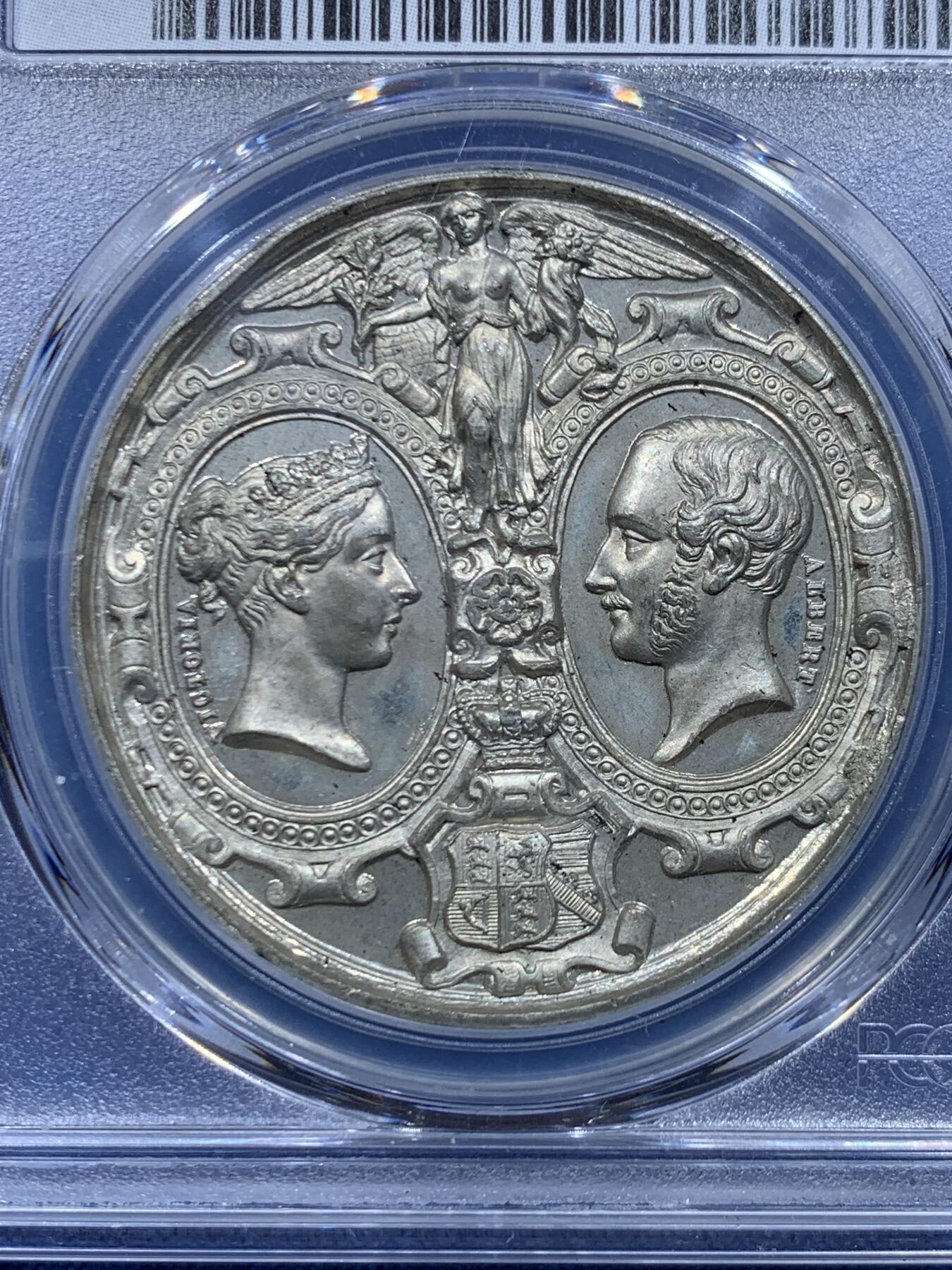 《竞宝斋》第446场 周日，周一，2场连拍 （全场包邮） 唯一冠军分，PCGS SP63 英国1854年水晶宫开放纪念章，WM材质保存不易历经170年能有如此品相堪称奇迹，双面高浮雕工艺精雕细琢，细节丰富到令人惊叹
