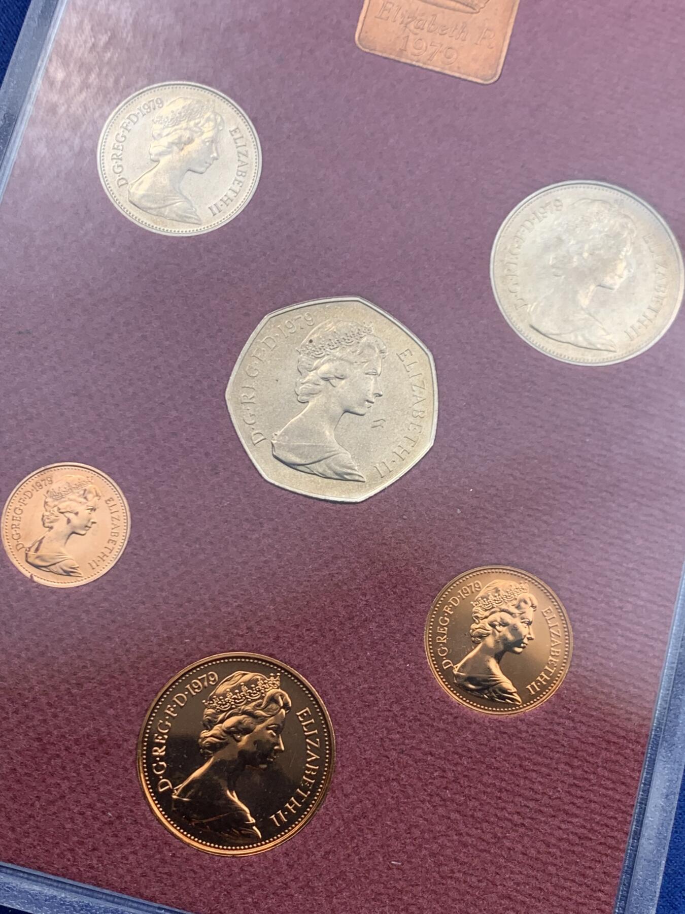 《竞宝斋》第446场 周日，周一，2场连拍 （全场包邮） 英国1979年精制套币 原装6枚币和1枚章 稀少 细节见图