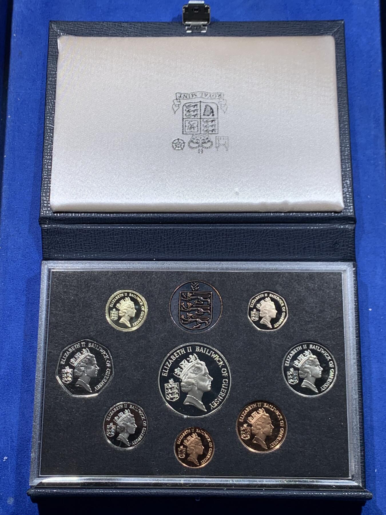 《竞宝斋》第446场 周日，周一，2场连拍 （全场包邮） 根西岛1986年 精制套币 英国皇家造币厂出品 包含2镑纪念币 品相好 蓝色高档皮盒