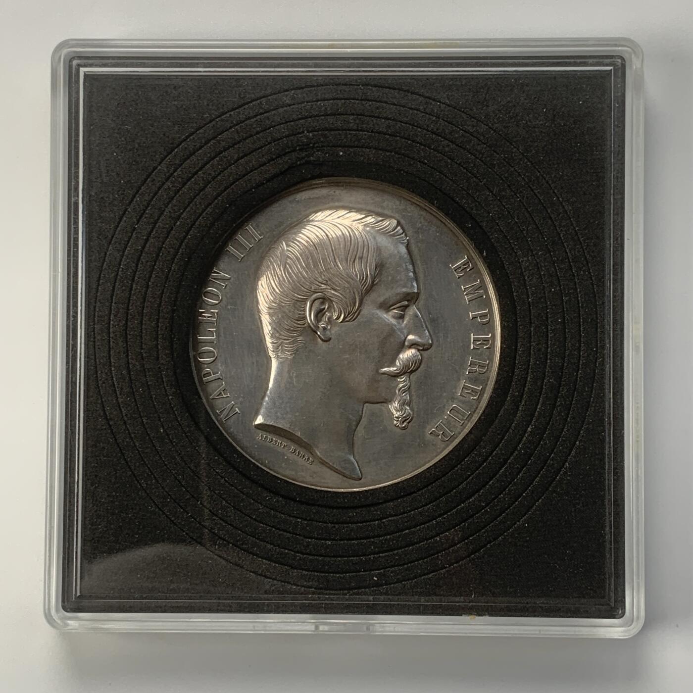 掌中浮雕-藏着的欧洲第045场 1855年法国巴黎世博会银奖章 ,60mm，125g ，藏家出品，品相很好，送合适的亚克力盒子,