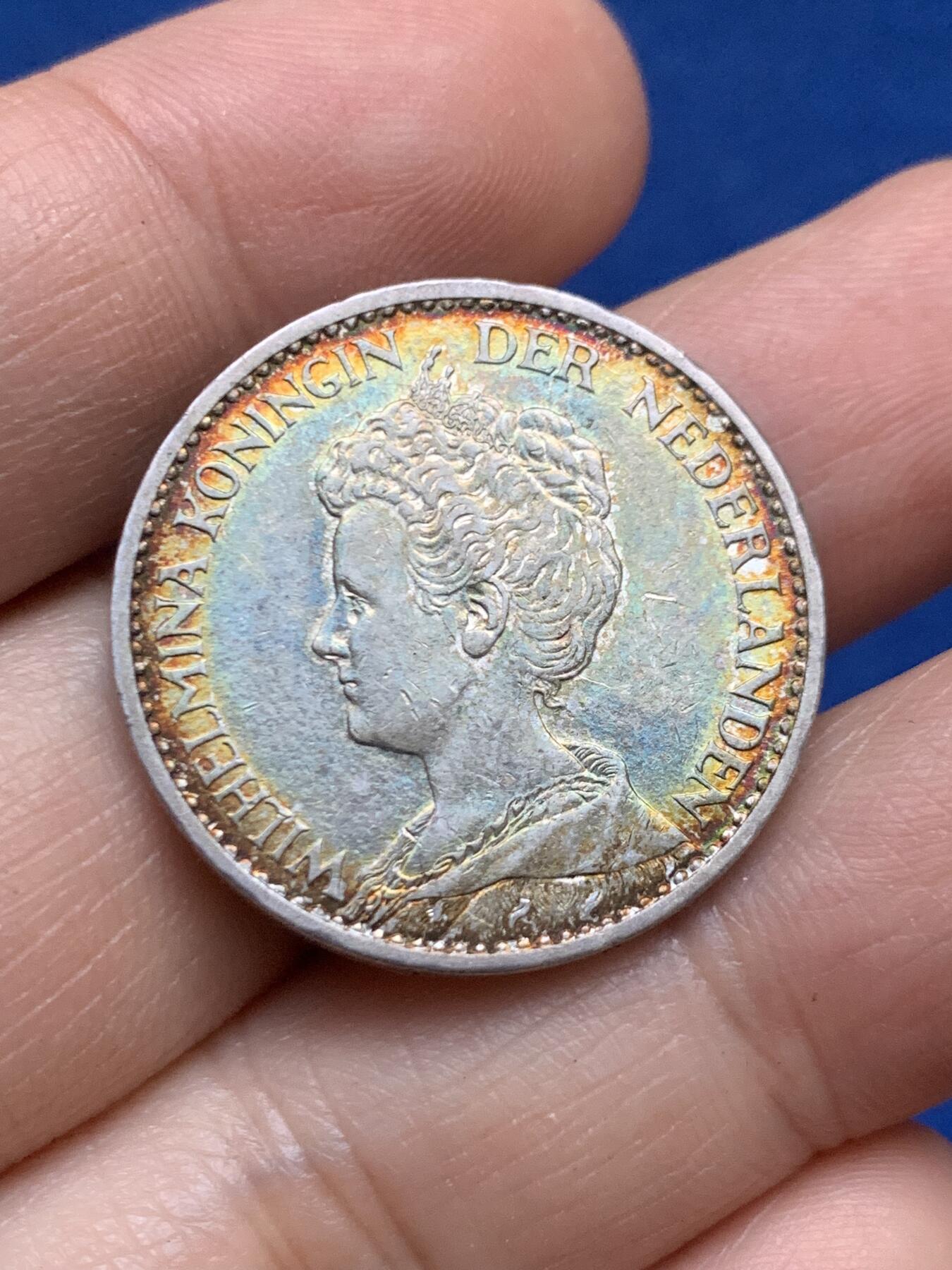 《竞宝斋》第446场 周日，周一，2场连拍 （全场包邮） 荷兰1915年威廉明娜女王1盾银币 含银94.8% 最后一个荷兰高银女王头像银币 五彩包浆带光人像清晰可见
