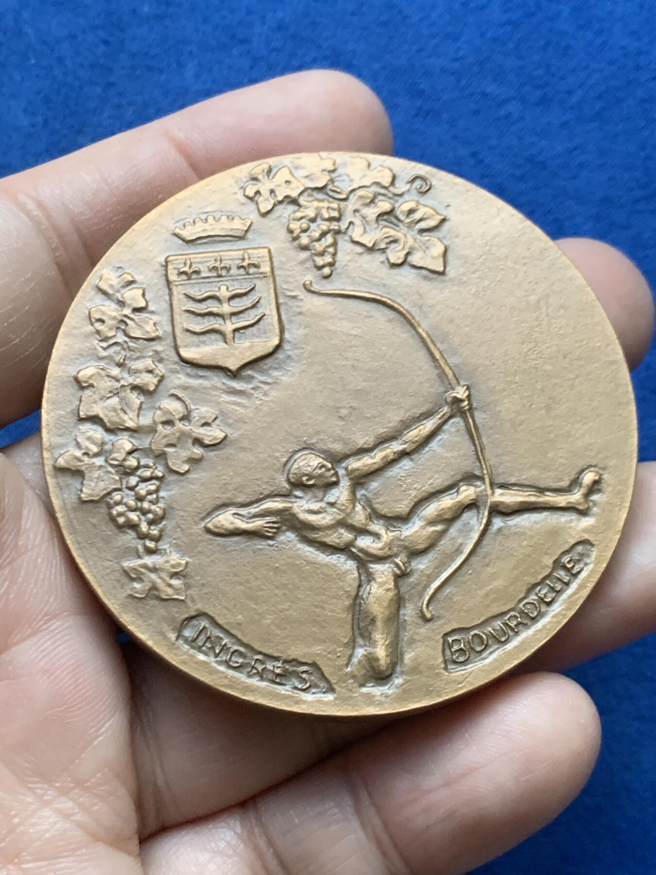 《竞宝斋》第446场 周日，周一，2场连拍 （全场包邮） 法国 蒙托邦 安格尔与布德尔城市纪念奖章 105.4克 58mm 1985 丰饶角铜标 带盒