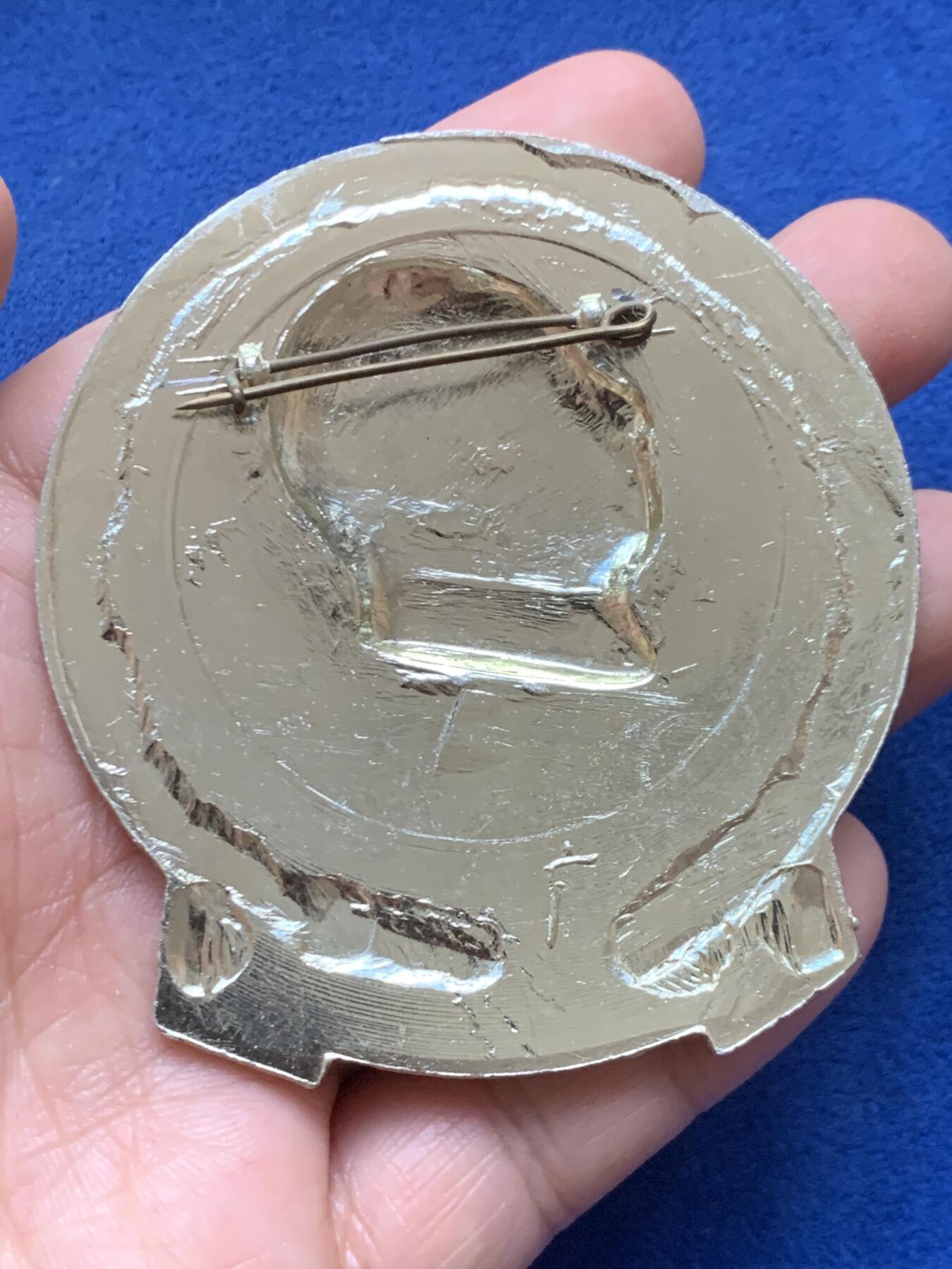 《竞宝斋》第446场 周日，周一，2场连拍 （全场包邮） 天安门毛主席胸章1枚，背面带别针，26.7克，67*72.5mm