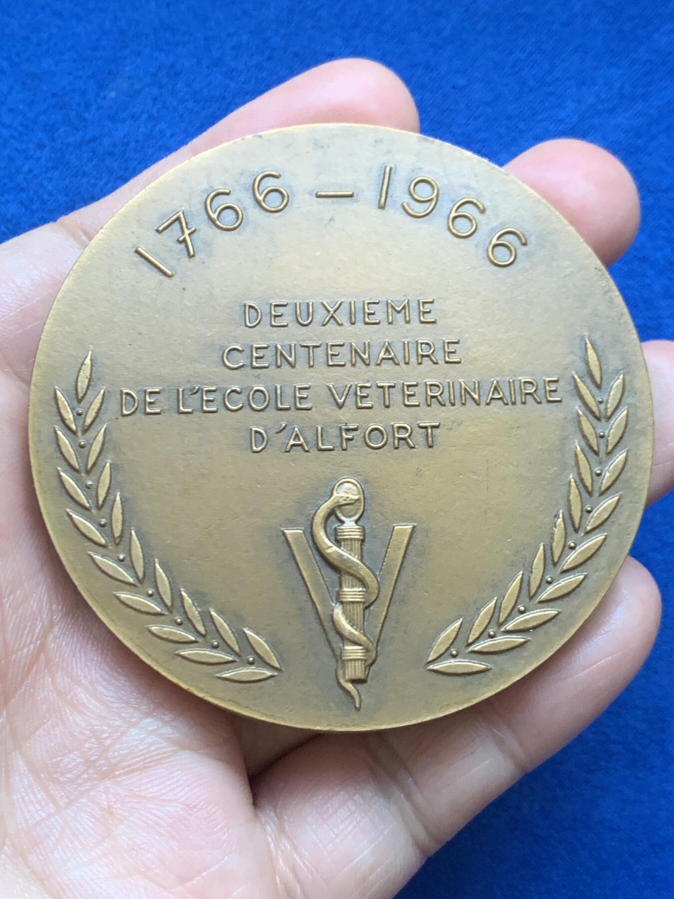 《竞宝斋》第446场 周日，周一，2场连拍 （全场包邮） 法国爱尔福特兽医学校200周年大铜章 1967 丰饶角铜标 直径67mm 重量169.3g