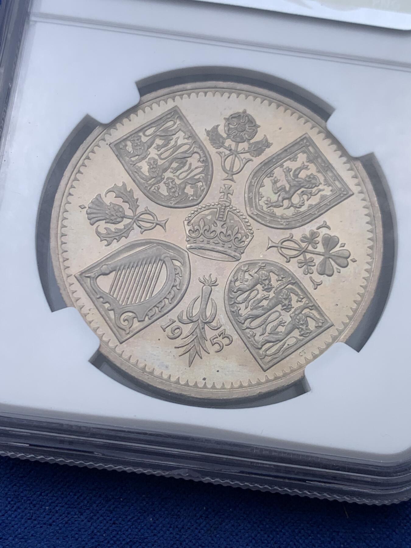 《竞宝斋》第446场 周日，周一，2场连拍 （全场包邮） NGC PF63CAMEO 英国1953年精制一克朗，经典热门登基年份品种，正面女王戎装骑马像，带有高浮雕效果