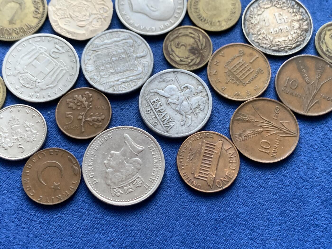 《竞宝斋》第446场 周日，周一，2场连拍 （全场包邮） 多国钱币一组 含一枚1法郎银币 细节见图