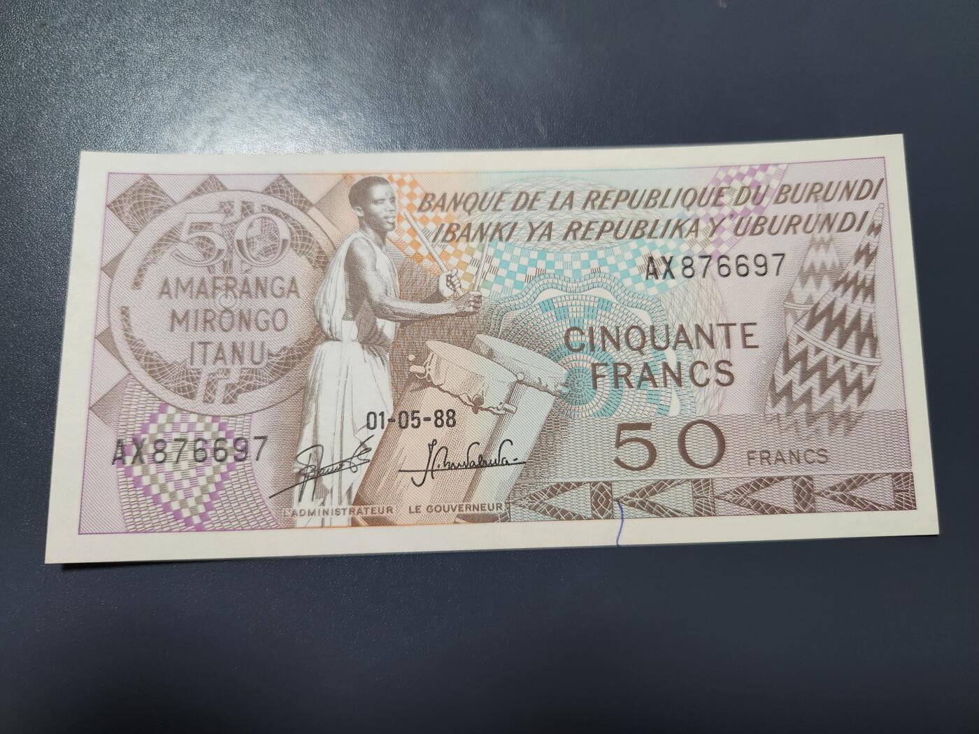 12月10号晚上8点 外国纸币自动截拍第71场 布隆迪纸币1988年50法郎 新品有个笔迹