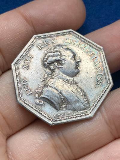 《竞宝斋》第446场 周日，周一，2场连拍 （全场包邮） - 法国1779路易十六时期 皇家勋章 银质八角代币 14.9克 33.5mm 早期无边铭