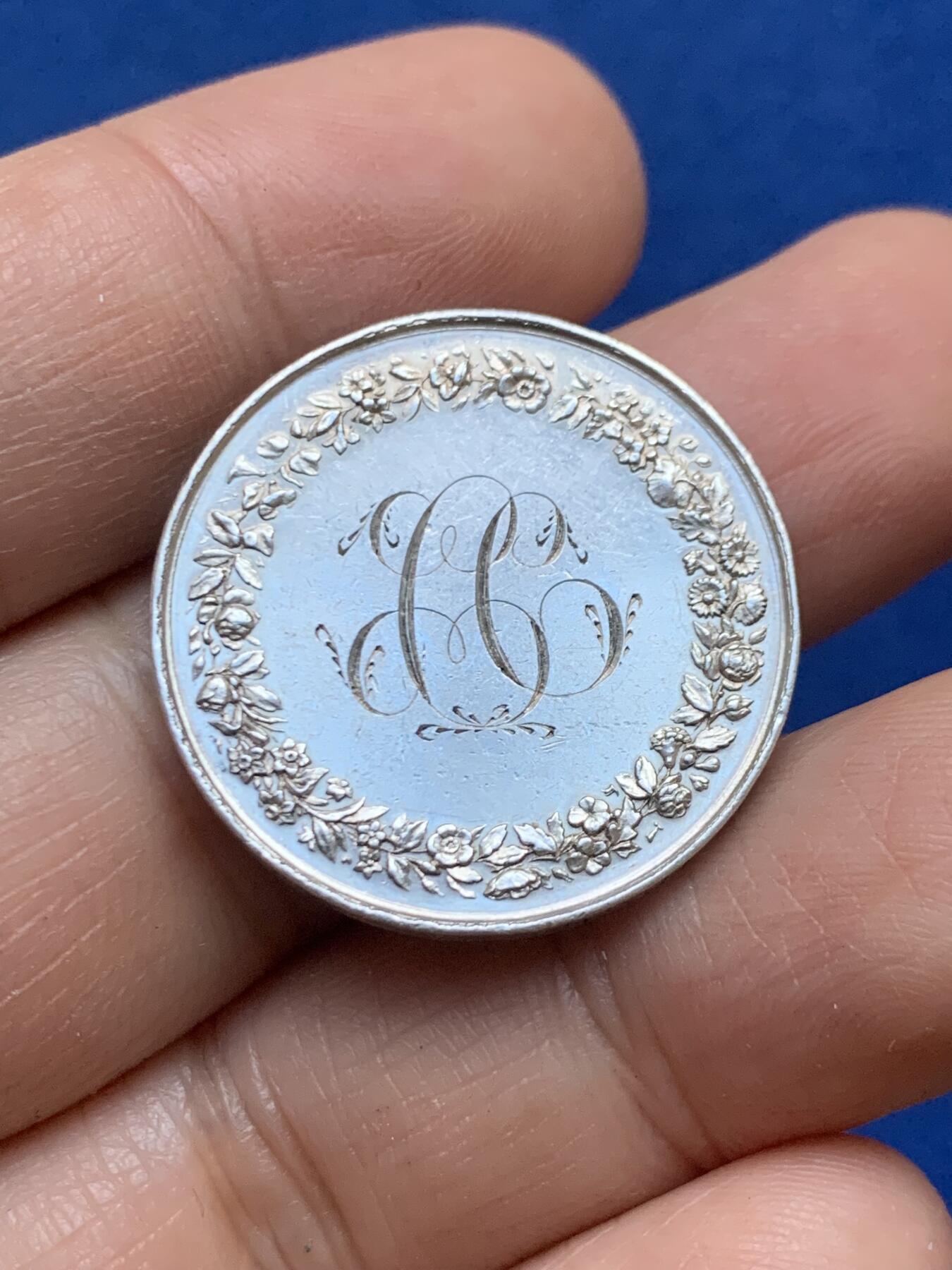 《竞宝斋》第446场 周日，周一，2场连拍 （全场包邮） 法国婚章 1866 银标边铭 9.85克 27.3mm 边铭周圈刻字 背面花体字