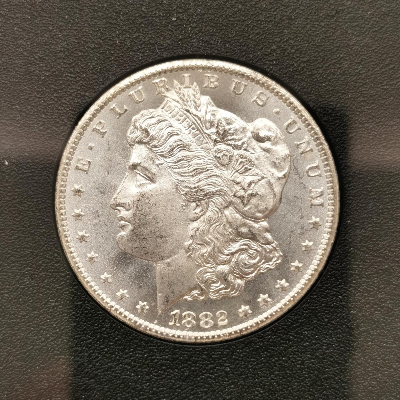 博洋堂藏家专场系列之美国钱币白金之夜专场②暨第152期（全场包邮）  NGC MS66 美国1882 CC 摩根 卡森厂 GSA大封装 盒证皆全 此分数为卡森厂钱币分水岭 评级数量断层式减少 仅为65分的约六分之一 仅为1883年同分的一半 麦稀奇所见最高分 品相完美 极其难得的高分藏品 不可错过 NGC指导价为2100USD 约15000RMB