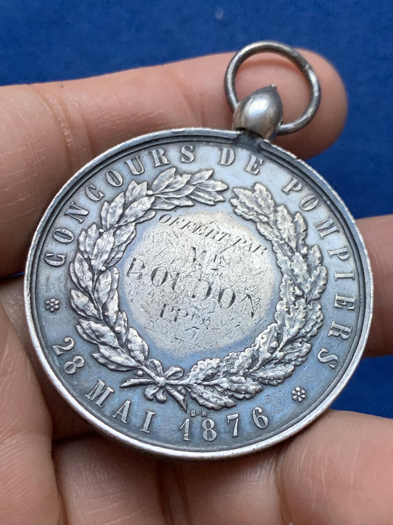 《竞宝斋》第446场 周日，周一，2场连拍 （全场包邮） 法国1876年圣旺市消防比赛大银章 蜜蜂银标 吊环比较特别 带环重约36.15克 41.3mm