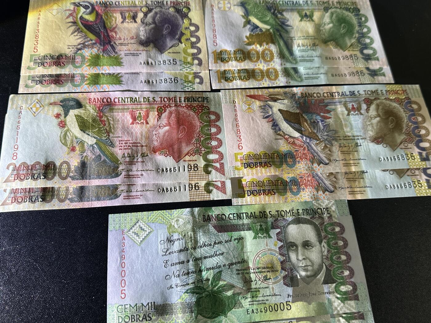 《外钞收藏家》第五百九十二期（精选场）（本平台长期征集拍品、欢迎藏友们联系合作） 圣多美与普林西比上一版本5张一套共2套一起（全部都是首发字冠）	UNC