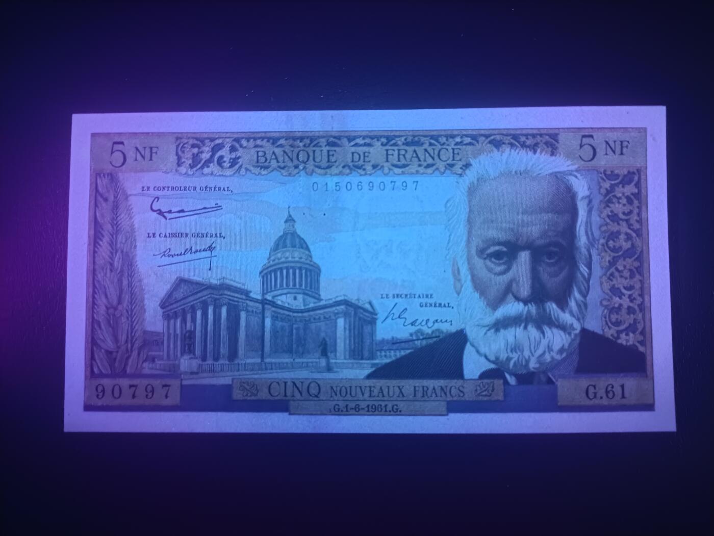 2025十二月第二期，总207期 法国1961年5新法郎UNC-有针孔，雨果的长眠之地和他的故居