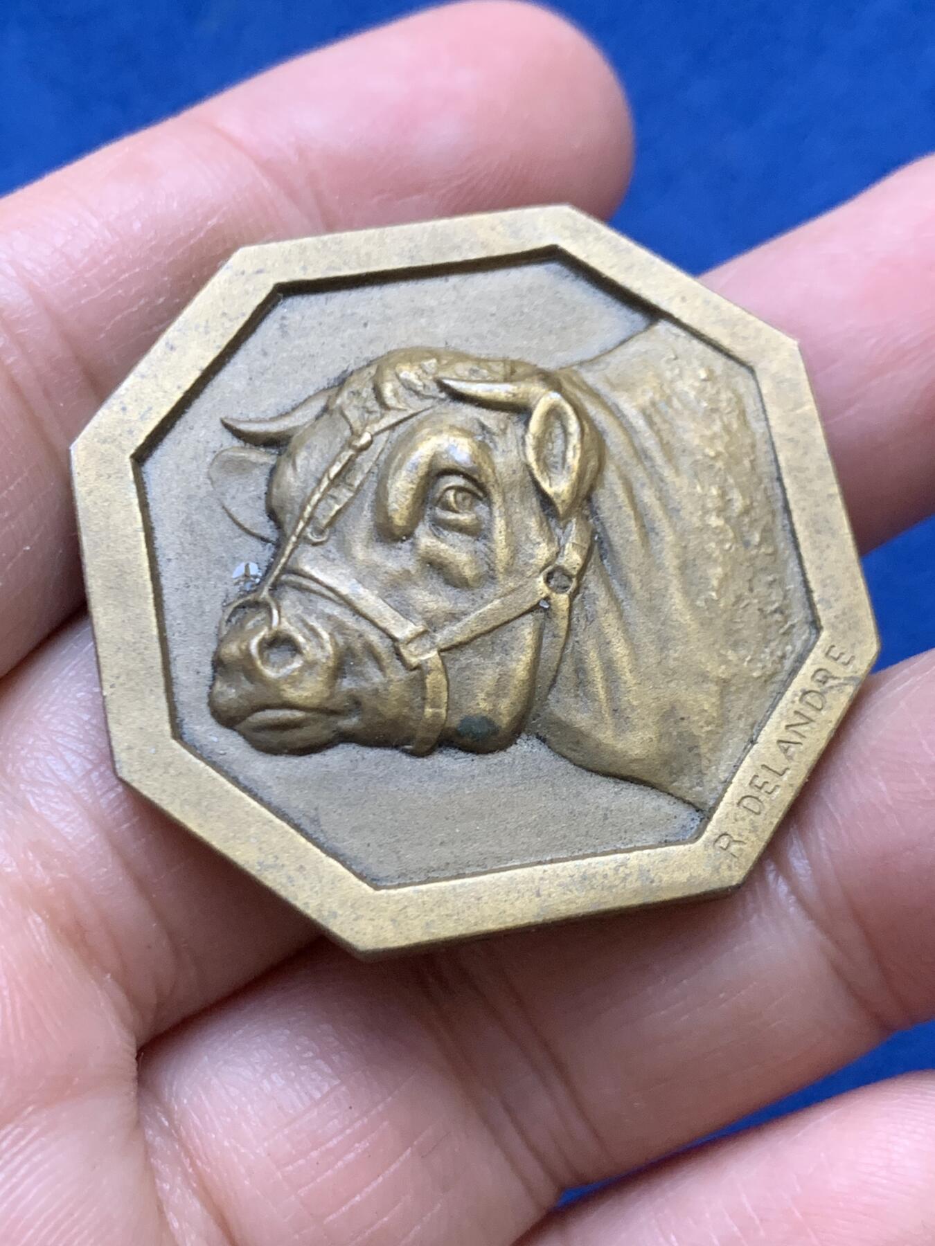 《竞宝斋》第446场 周日，周一，2场连拍 （全场包邮） 《西法兰西报》赠德朗德尔创作黄牛高浮雕八角纪念铜章 33.7克 38.2mm  丰饶角铜标