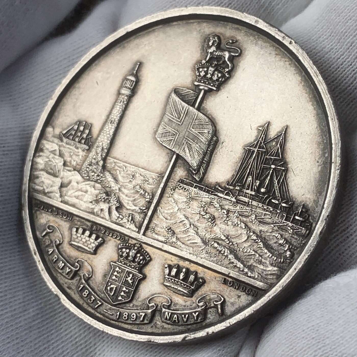 掌中浮雕-藏着的欧洲第045场 1897年英国维多利亚女王登基60周年纪念章，51mm，42g，白色金属镀银材质，稀少品种，BHM-3514