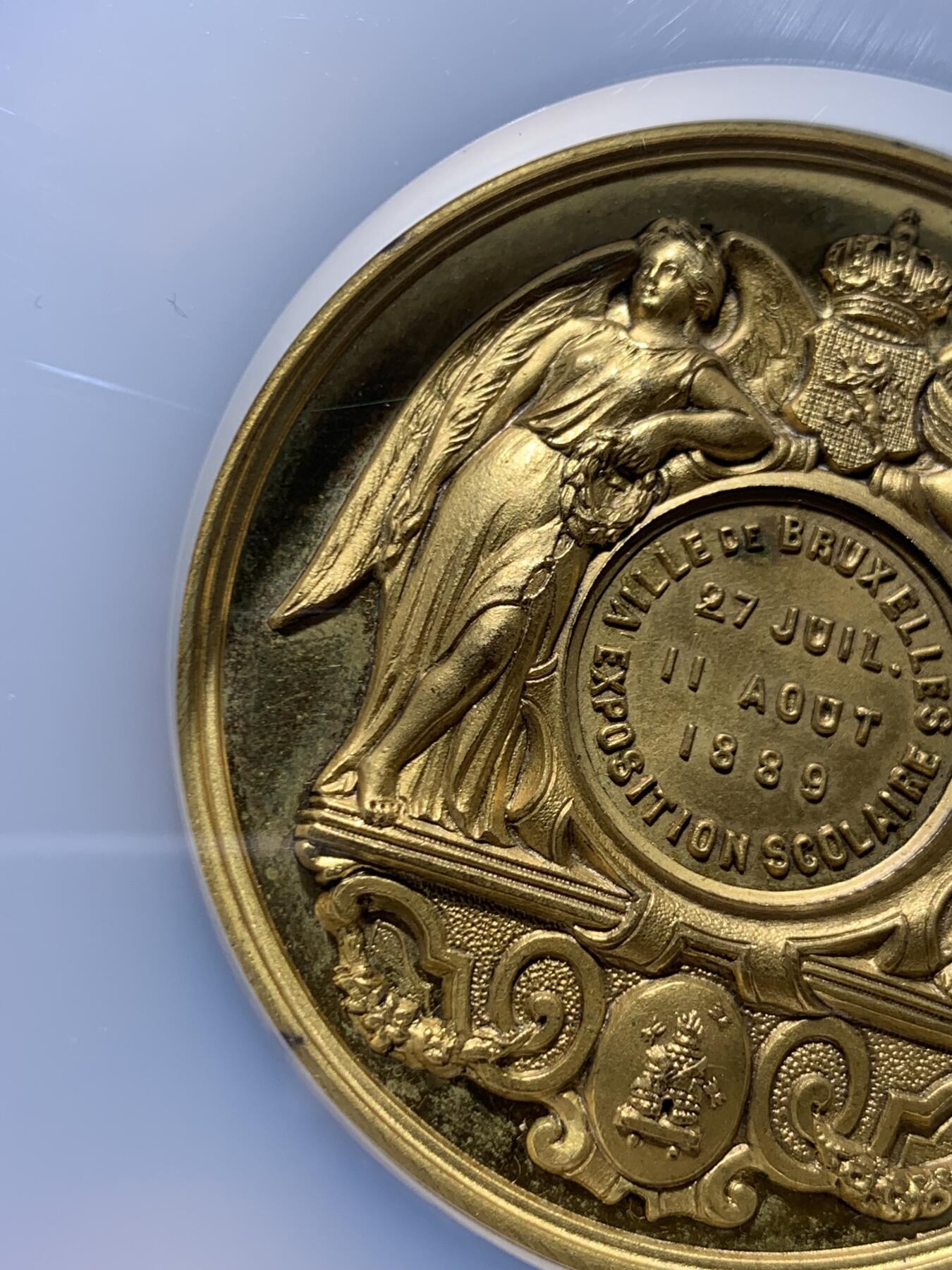 《竞宝斋》第446场 周日，周一，2场连拍 （全场包邮） NGC MS63 高分 1889年布鲁塞尔博览会 SCOLAIRE翼女神镀金大奖章，双面高浮雕，加厚加大盒。