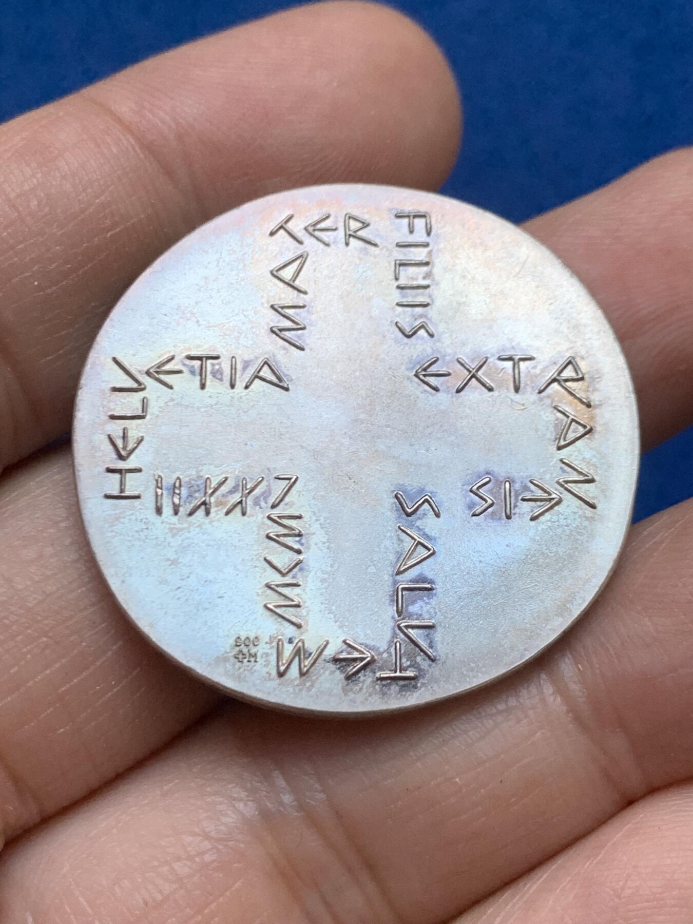 《竞宝斋》第446场 周日，周一，2场连拍 （全场包邮） 1973瑞士侨民代表大会银质奖章 汉斯·埃尼作品 表面浮雕极其精美，原始光泽，品相好，超现实设计，引人注目。34.5mm 24.2克 900银