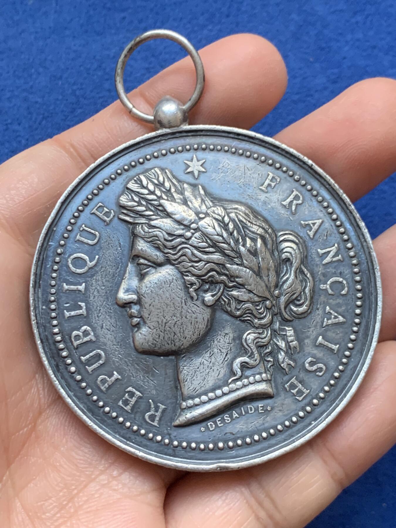 《竞宝斋》第446场 周日，周一，2场连拍 （全场包邮） 法国谷物女神大银章 带环重约91克 58.2mm 蜜蜂银标