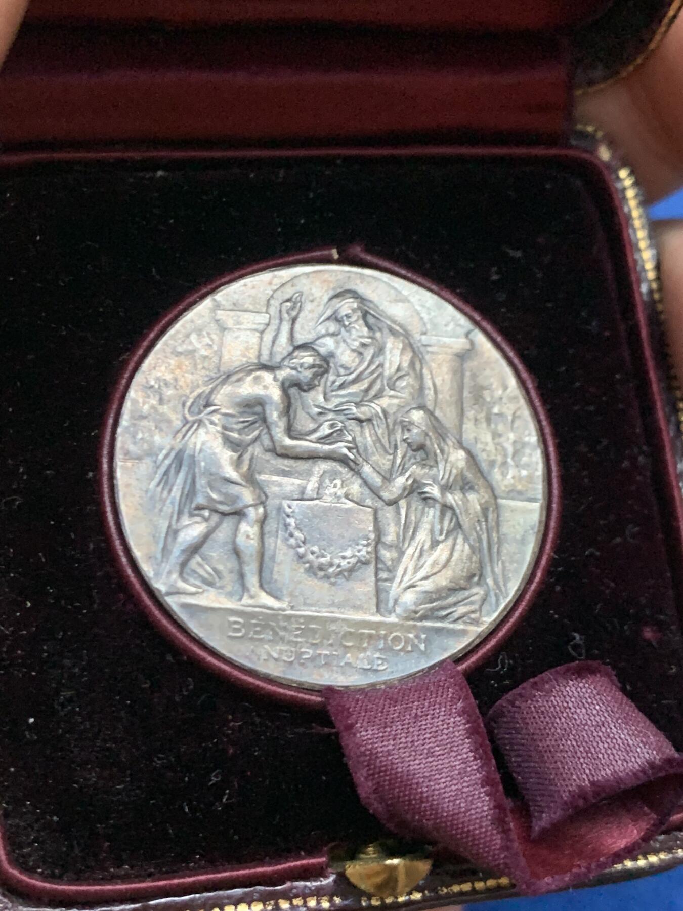 《竞宝斋》第446场 周日，周一，2场连拍 （全场包邮） 名家名作 L.Bottee 法国五小天使婚礼银章 13.4克 30.3mm 丰饶角银标 带原盒 字迹对应 首字母缩写 稀有