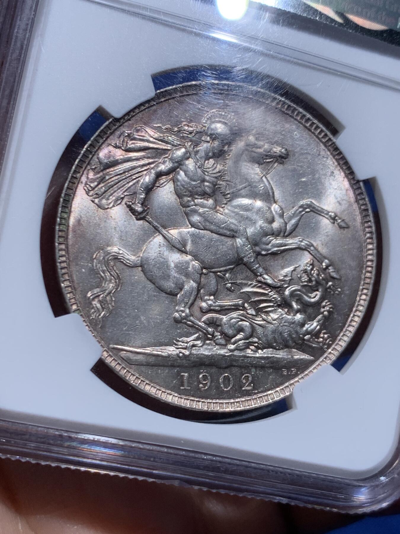 《竞宝斋》第446场 周日，周一，2场连拍 （全场包邮） NGC MS62 英国1902年爱德华七世1克朗马剑银币 普制低评，两面粉光带彩，马剑面转光犀利。