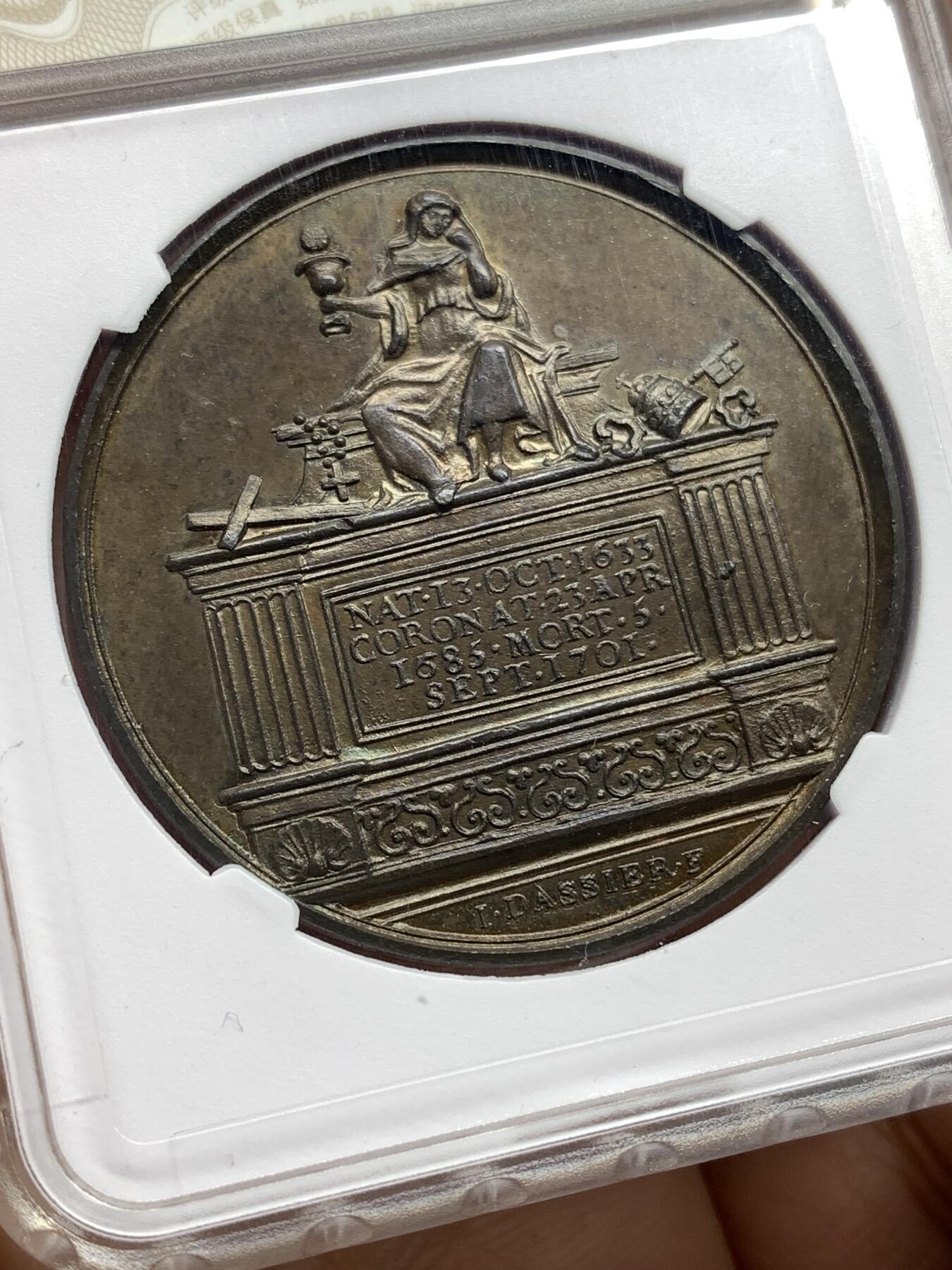 《竞宝斋》第446场 周日，周一，2场连拍 （全场包邮） 华夏 MS62 英王詹姆斯二世纪念铜章，英国历代君主纪念铜章系列之斯图亚特王朝末代国王詹姆斯二世，目录编号：Eimer 384。著名雕模大师瑞士人Dassier的作品，此版属于在整个英王系列里很受欢迎的热门国王品种。开放式盒评级，高浮雕艺术性很强，全面氧化形成“巧克力”色包浆，底板细腻光洁，呈现类精制工艺状态！