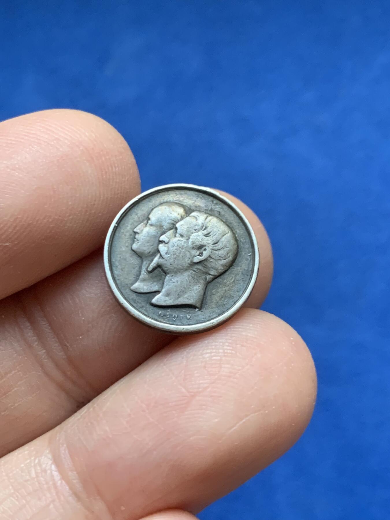 《竞宝斋》第446场 周日，周一，2场连拍 （全场包邮） 法国拿破仑四世出生纪念小银章 1.85克 15.8mm 边缘有吊环痕迹