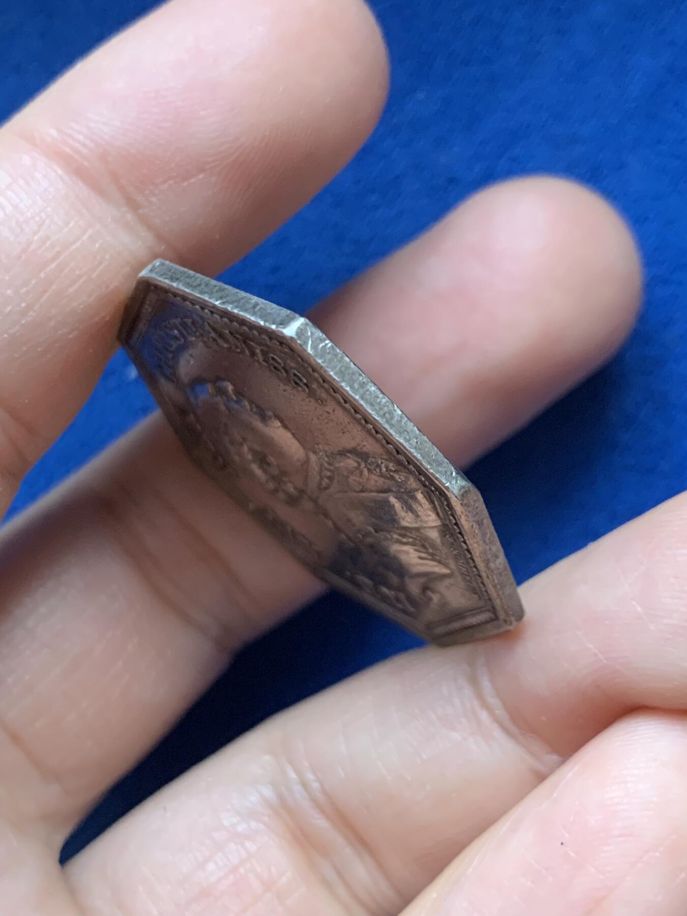 《竞宝斋》第446场 周日，周一，2场连拍 （全场包邮） 法国1779路易十六时期 皇家勋章 银质八角代币 14.9克 33.5mm 早期无边铭