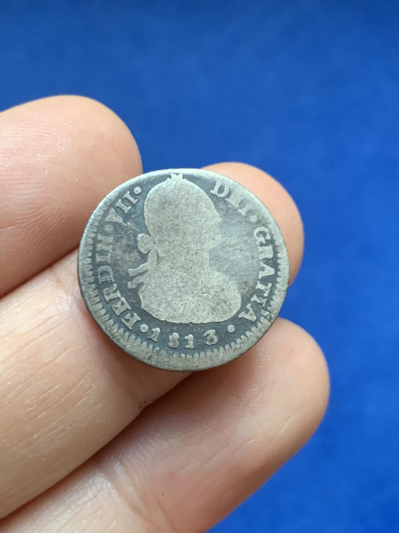 《竞宝斋》第446场 周日，周一，2场连拍 （全场包邮） 西属智利1813年卡四像1雷亚尔双柱银币，小面值较少，成色还可以，智利数量比墨西哥、秘鲁、玻利维亚、危地马拉少一些，双柱易得智利难求