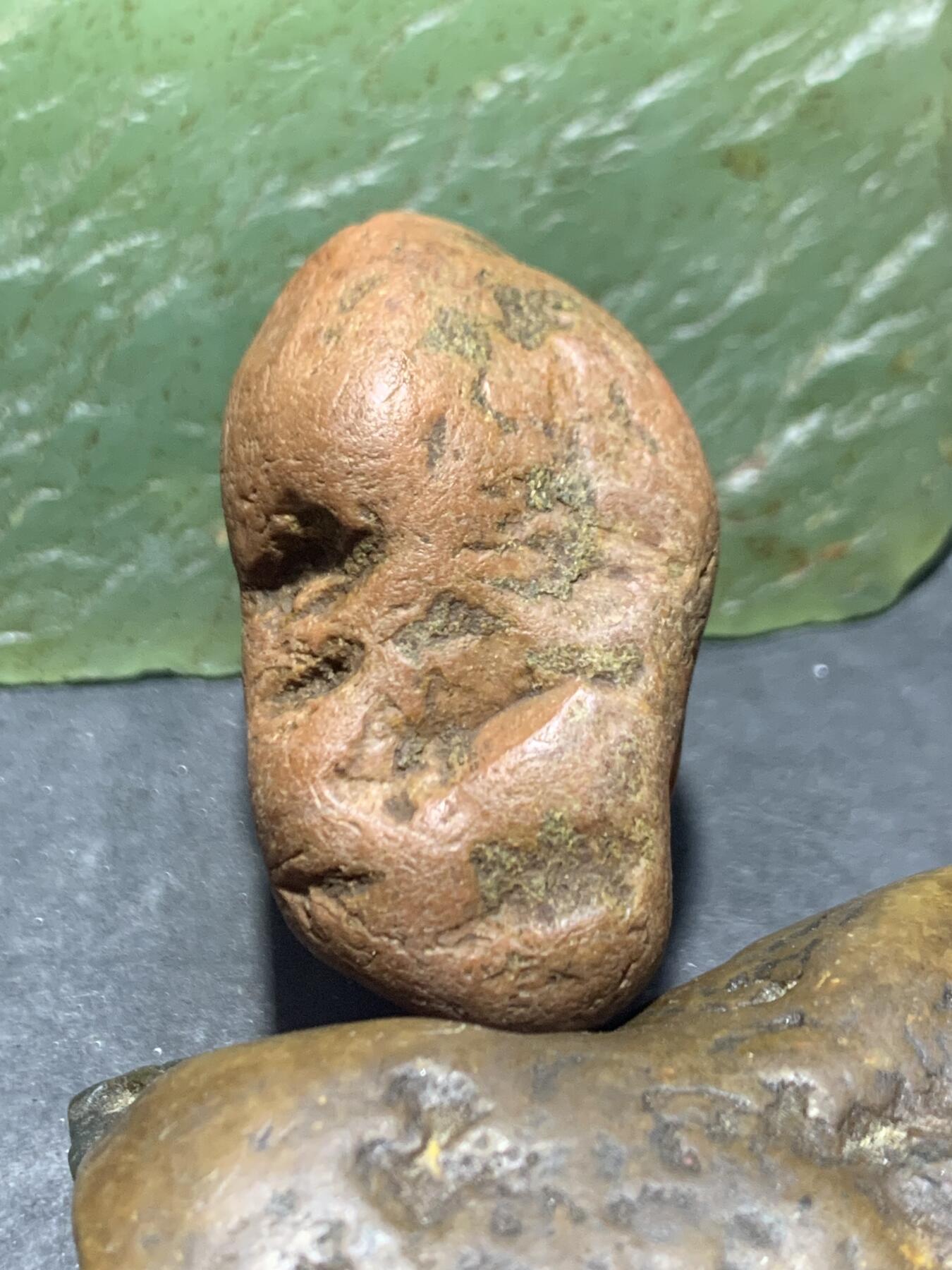 精美红皮开窗料柿子红南红玛瑙原石一颗，