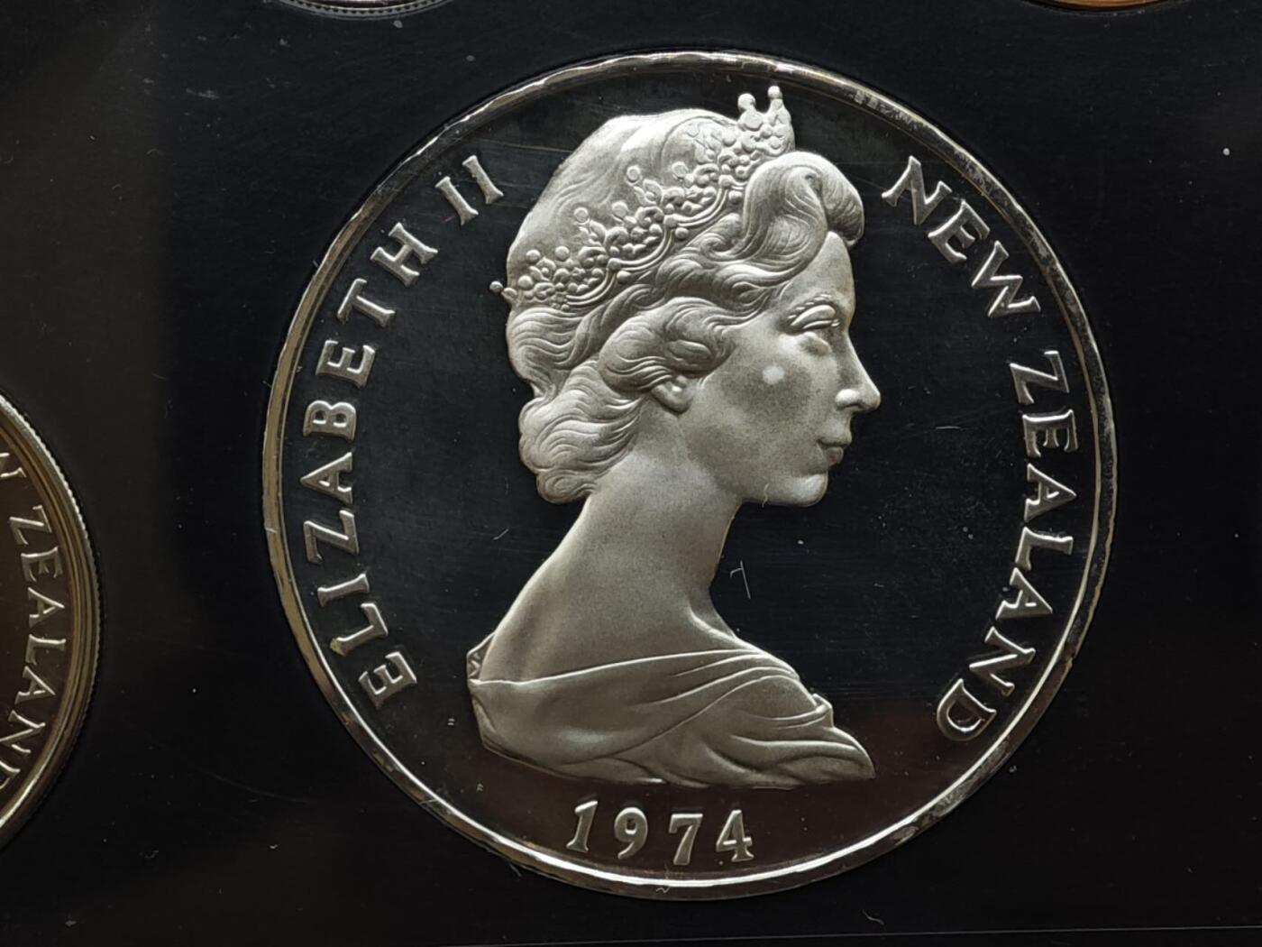 【淘币小摊】实时拍第八百二十二拍   银币套币场   满百包邮可预留二周 每周一统一发货   新西兰1974年精制套币含1元银币925银重27.2克925银银价333