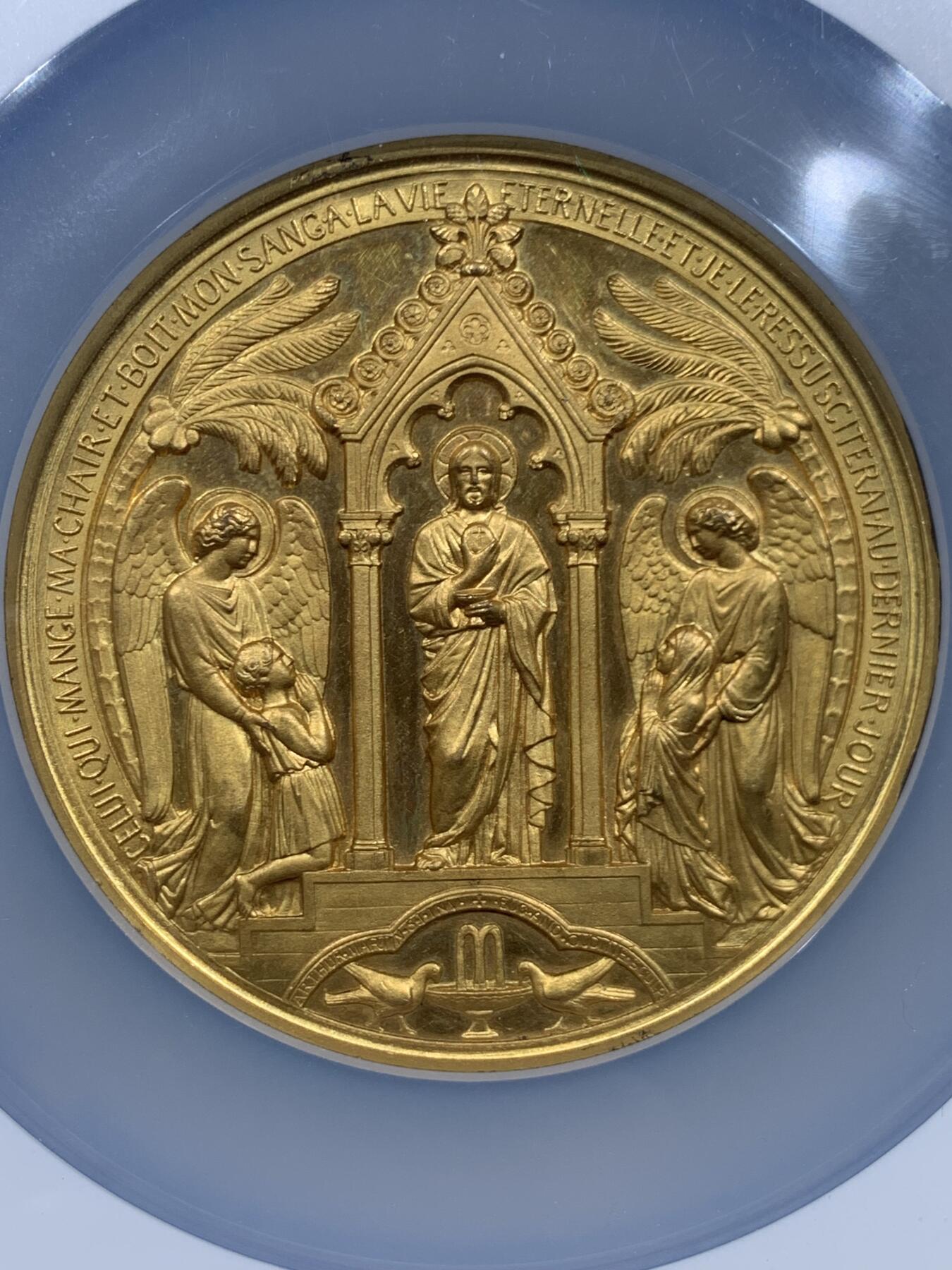 《竞宝斋》第446场 周日，周一，2场连拍 （全场包邮） NGC MS64 高分 法国1875年早期罕见镀金耶稣受洗礼，圣灵降临大铜章，镀金少见，金光闪闪，比起普通常见铜制款更为庄严绚丽，直径：69mm，加大加厚盒。