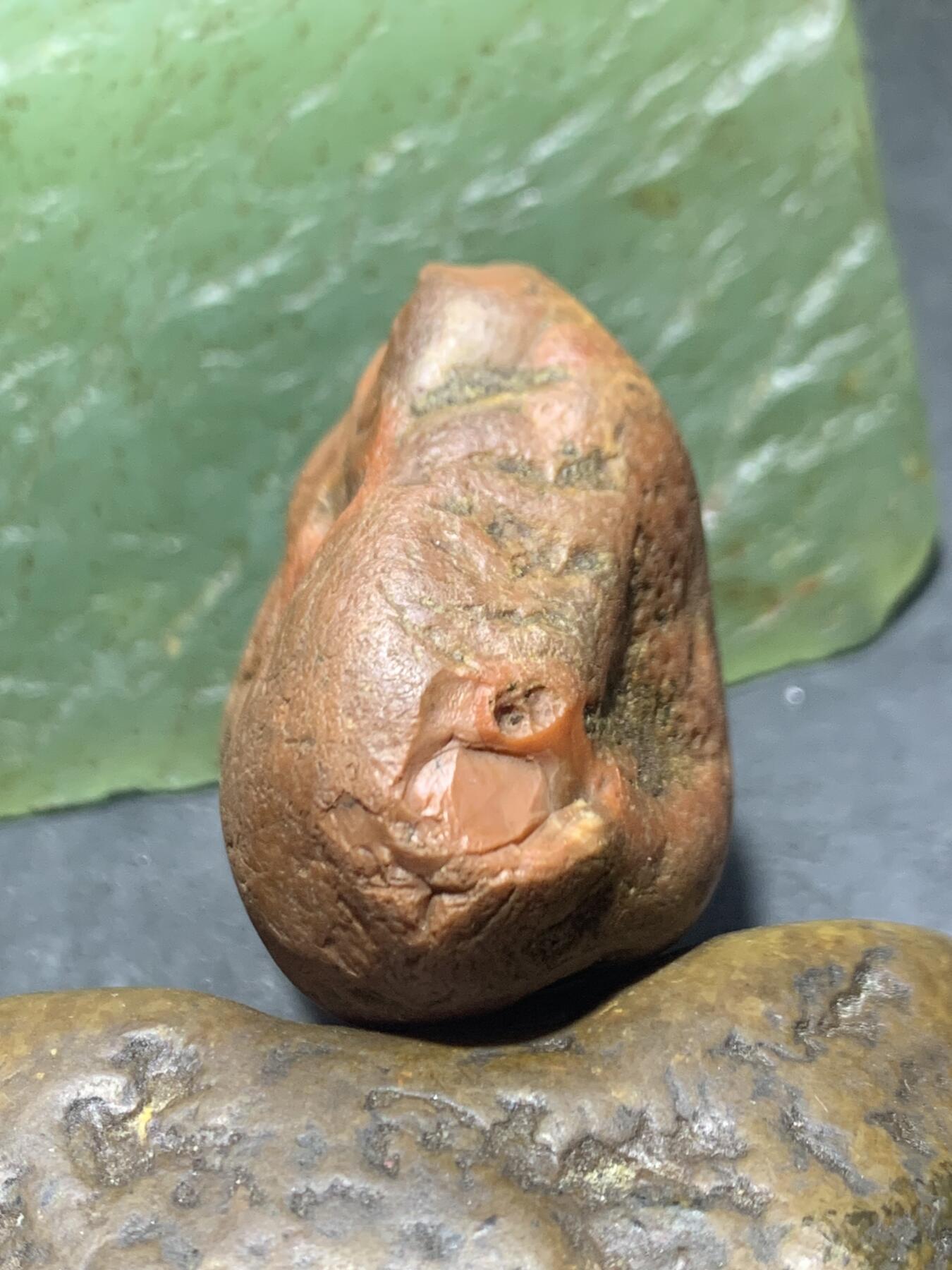 精美红皮开窗料柿子红南红玛瑙原石一颗，