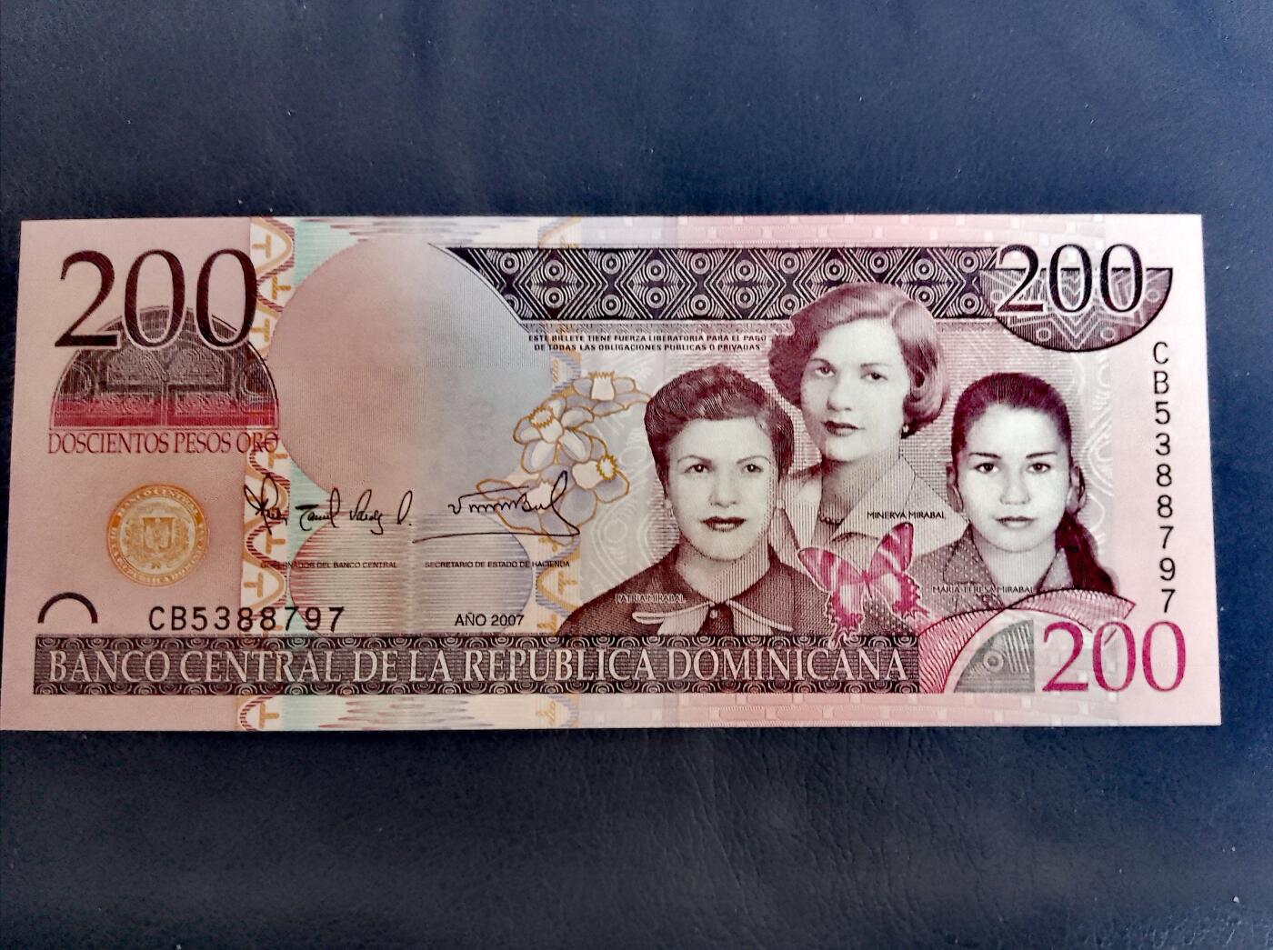 全新多米尼加共和国2014年100比索、2007年200比索靓品纸币2枚一对