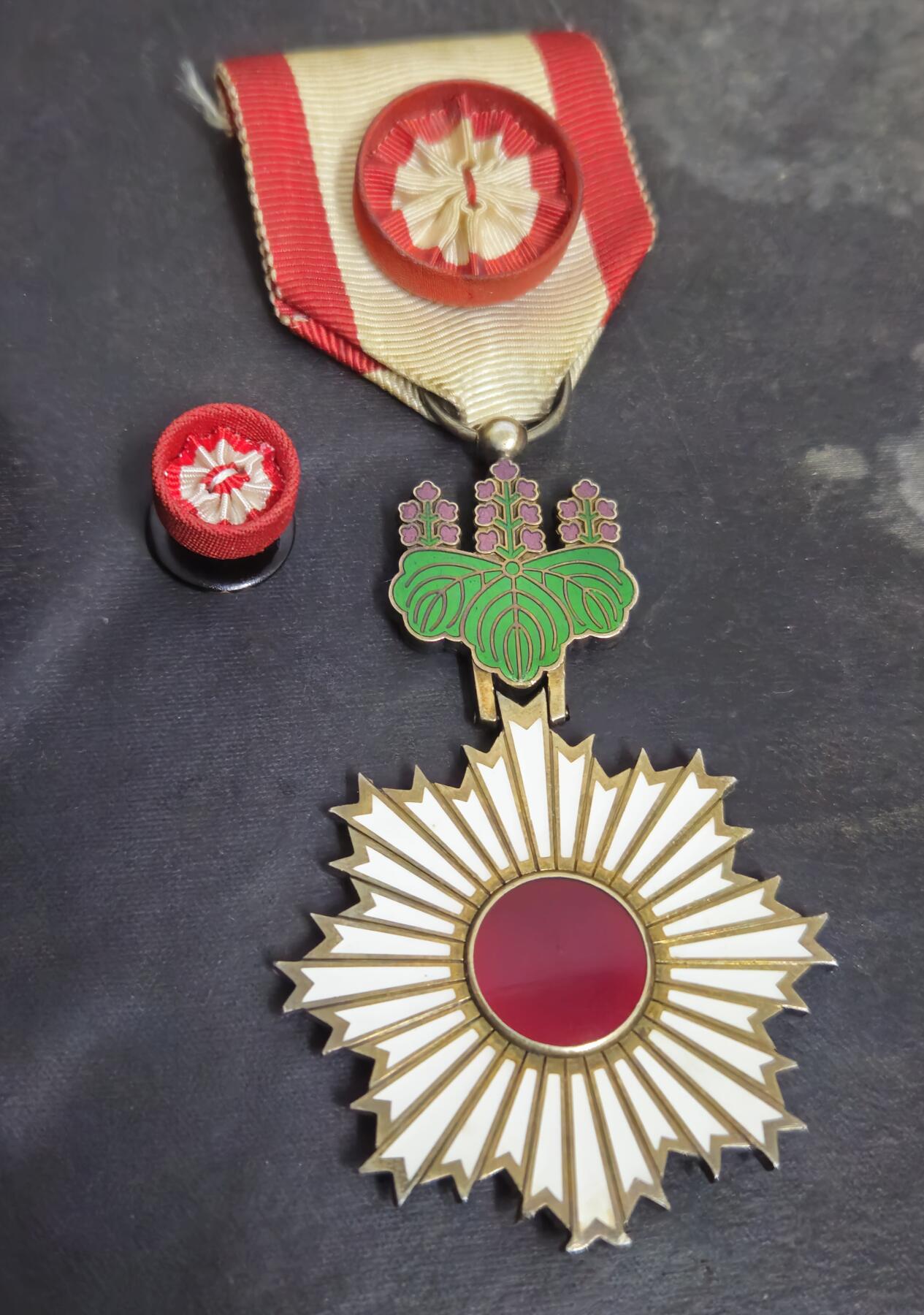 各国勋章奖章拍卖第45期 日本勋四等旭日小绶章，白字带盒略，好品