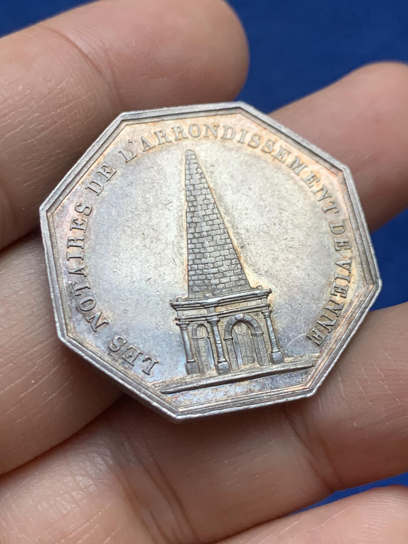 《竞宝斋》第446场 周日，周一，2场连拍 （全场包邮） 法国维埃纳公证人八角银质代币，版本少见，细节丰富，16克，32.5mm，罕见船首边铭。