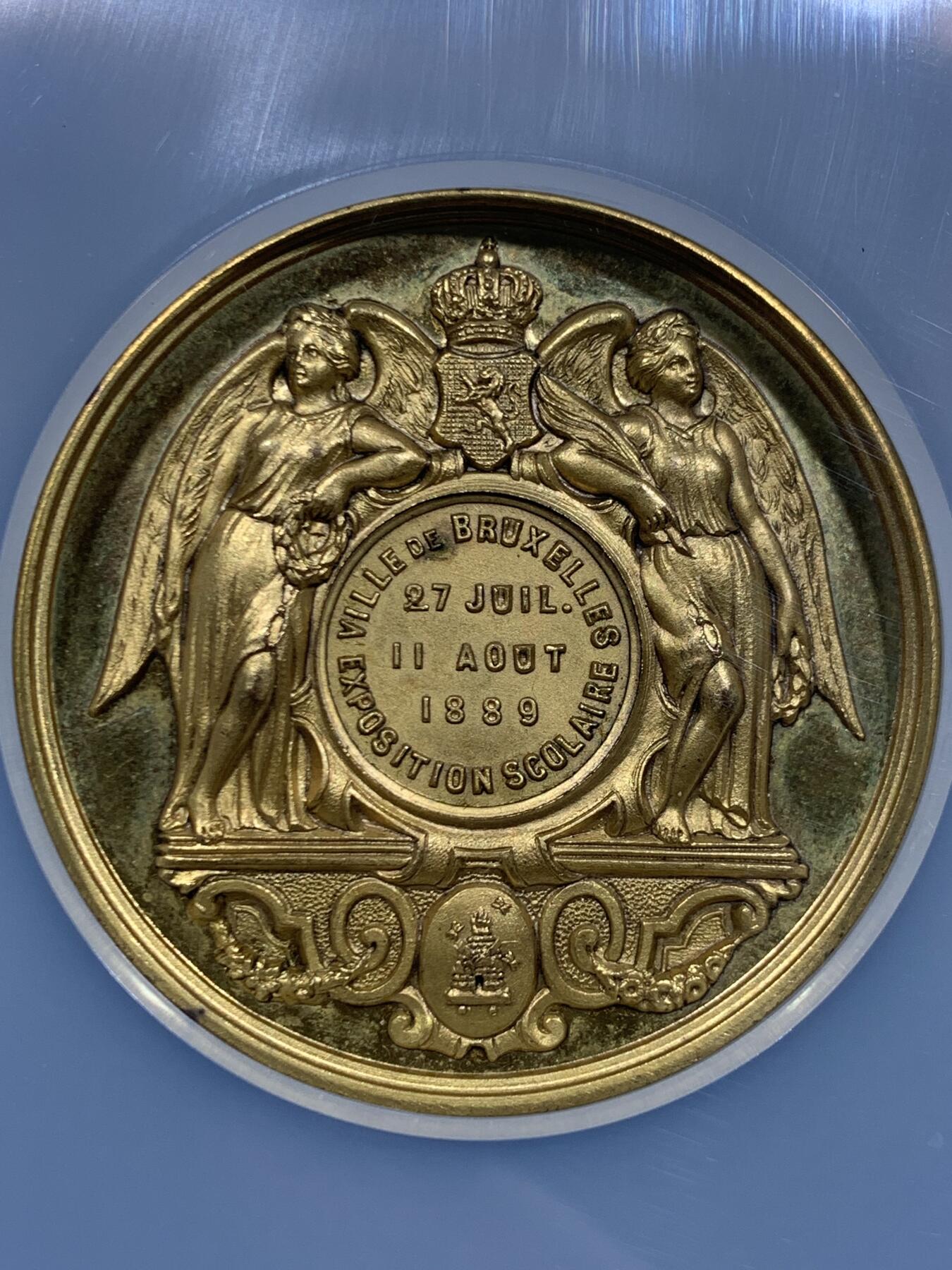 《竞宝斋》第446场 周日，周一，2场连拍 （全场包邮） NGC MS63 高分 1889年布鲁塞尔博览会 SCOLAIRE翼女神镀金大奖章，双面高浮雕，加厚加大盒。