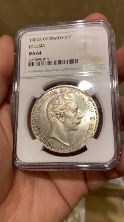 《竞宝斋》第446场 周日，周一，2场连拍 （全场包邮） NGC MS64 亚军分 德国 1902年 普鲁士威廉二世长翅流通5马克大银币，银光丝滑如水。高分稀少的流通品种，且是高难度年份，BU品书价1250美金，是常见年份的2倍多。更高仅1枚，典藏级德系主币大银