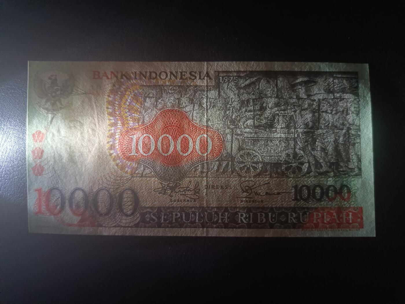 2025十二月第二期，总207期 印度尼西亚1975版10000卢比AUNC无47，佛塔浮雕和传统工艺面具，稀有此版本最大面值
