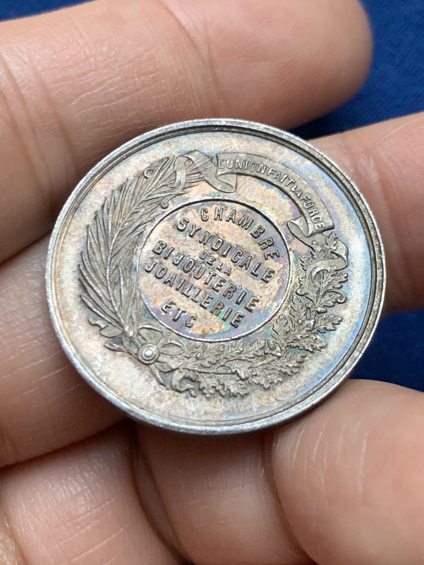 《竞宝斋》第446场 周日，周一，2场连拍 （全场包邮） 法国19世纪全国珠宝首饰联盟纪念银章，正面双女神和蛇杖图案精美，蜜蜂AR边铭，29mm，9.6克。