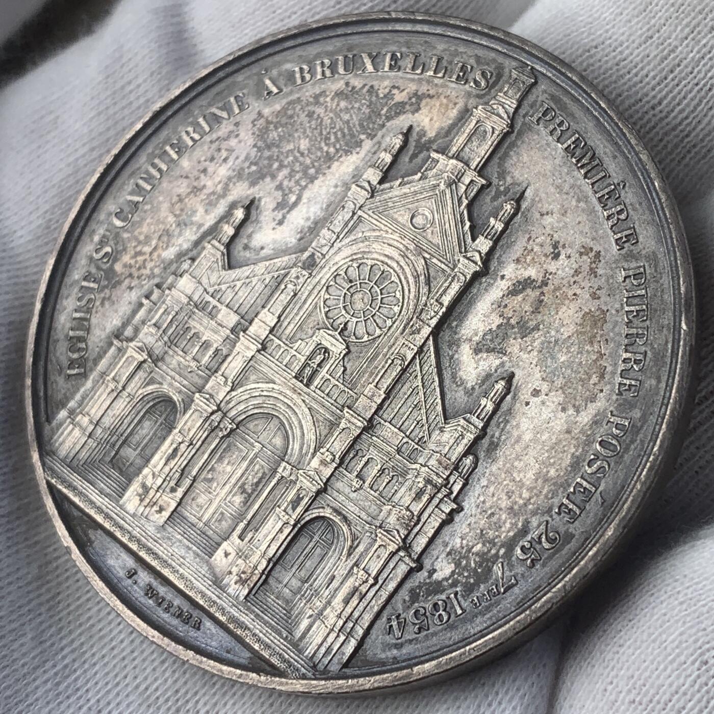 掌中浮雕-藏着的欧洲第045场 1860年比利时布鲁塞尔圣•凯瑟琳教堂镀银铜章 ，50mm，（镀银的教堂章非常少见），  雕刻家：Jacob Wiener